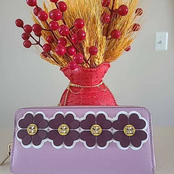 Kate Spade Sylvia  Clover Applique Slim Continental Wallet - Picture 1 of 5